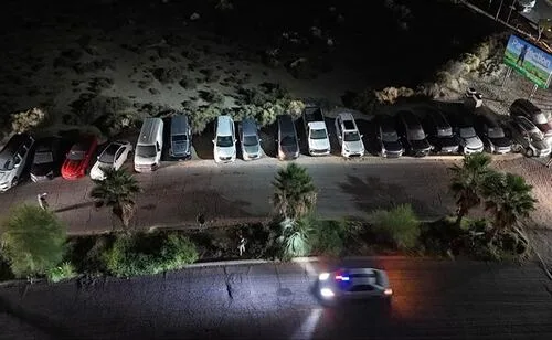 Tras búsqueda de 2 personas desaparecidas, aseguran 18 vehículos en complejo de Puerto Peñasco, Sonora; 17 tienen reporte de robo en EU