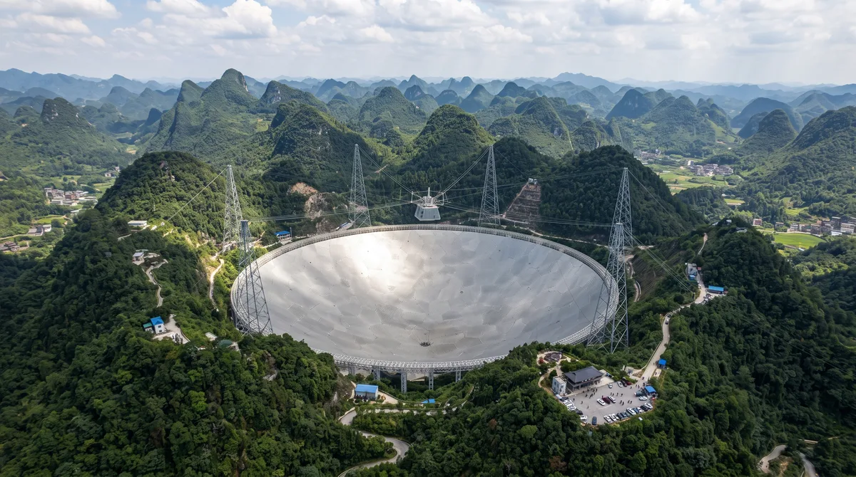 Acomodado perfeitamente na bacia de uma cratera natural e equivalente a 30 campos de futebol, o maior radiotelescópio de prato único do mundo vasculha o cosmos