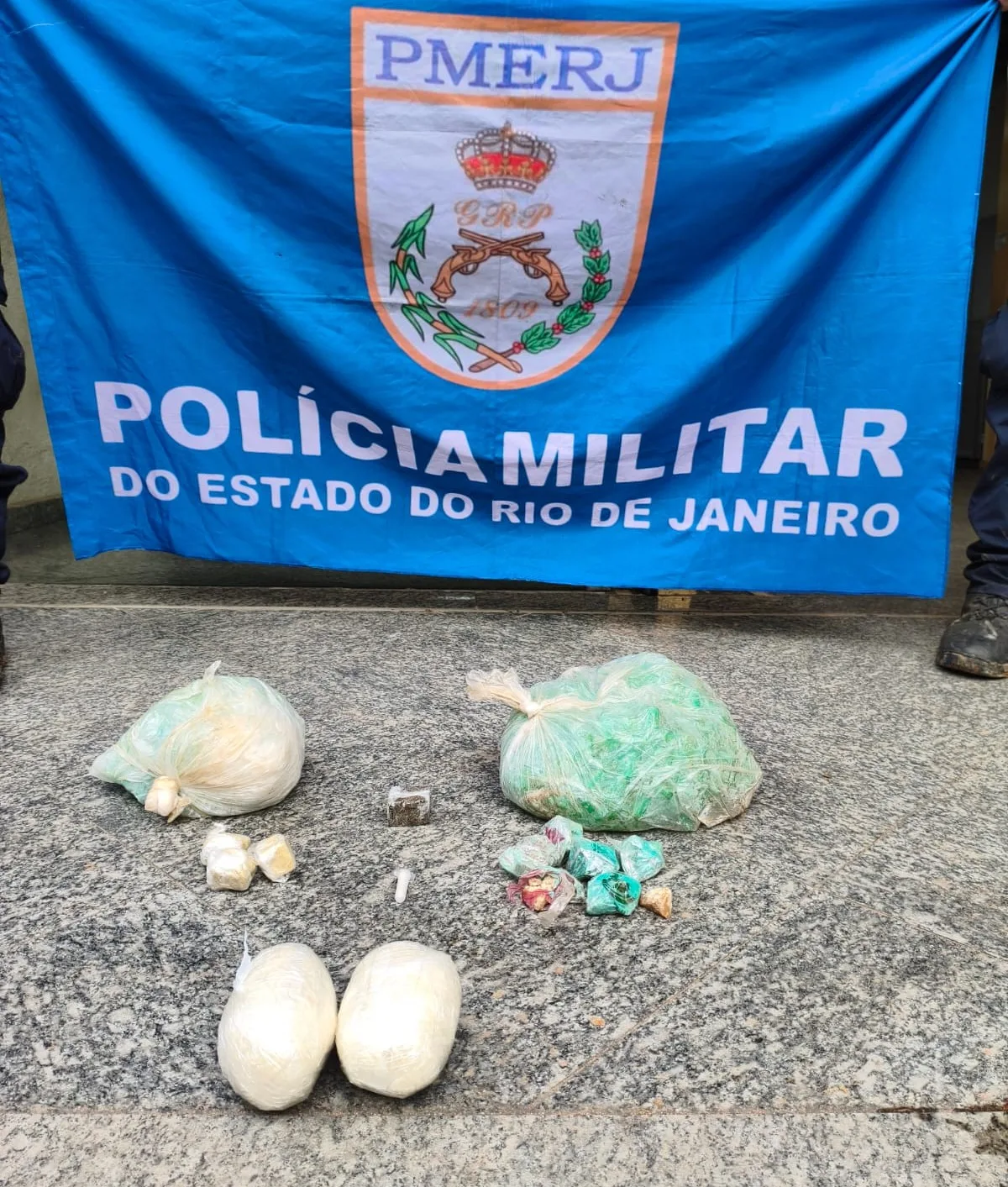 Cerca de 1 kg de drogas é apreendido dentro de bueiro em Três Rios