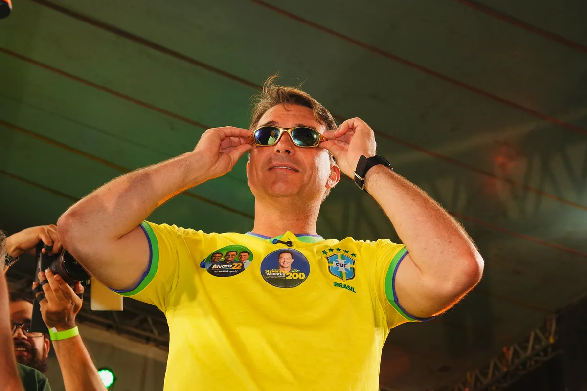 TSE manda retirar vídeo que liga Flávio Bolsonaro ao caso Banco Master