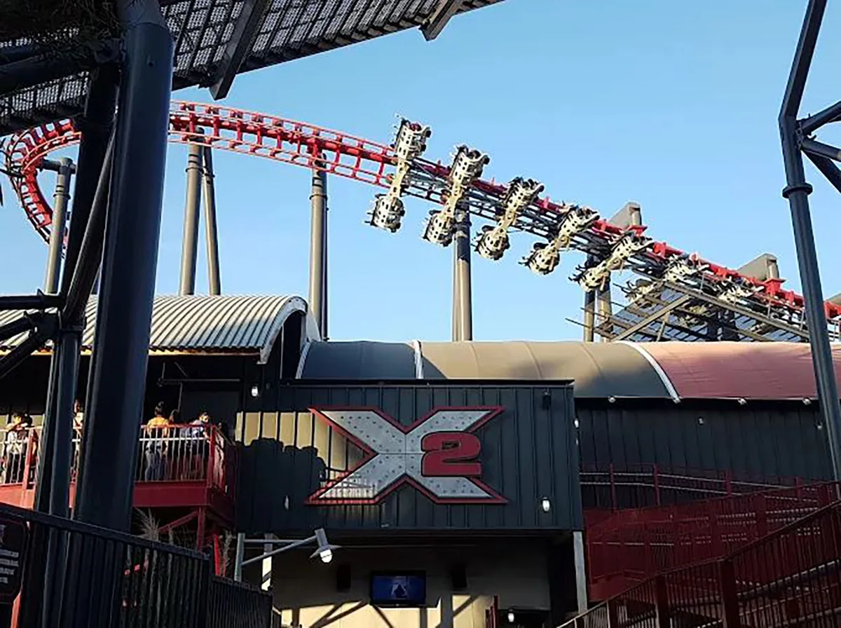 Más de 100 personas dicen haber sufrido daños cerebrales después de subirse a una famosa montaña rusa del parque Six Flags en California