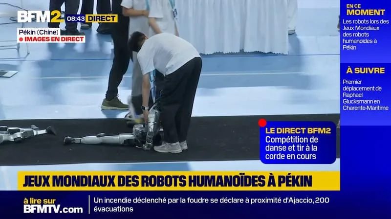 Deux robots humanoïdes tombent à l'épreuve de tir à la corde aux Mondiaux des robots de Pékin