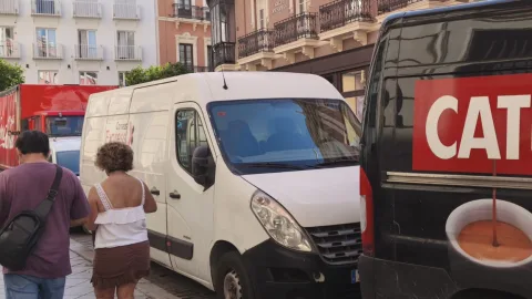 Nuevo tira y afloja político por la carga y descarga de camiones en el centro de Sevilla