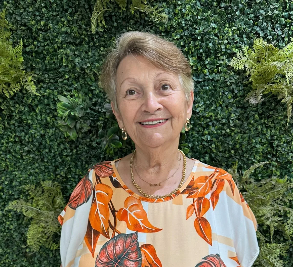 Professora há 60 anos, Vera Reis de Souza ensina português em seis redes sociais