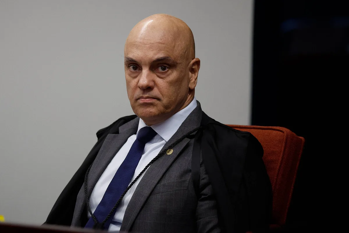 Moraes determina início de pena de Eduardo Bolsonaro e cancela passaportes