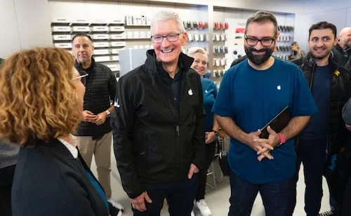 Tim Cook deja Apple tras 15 años y cede el mando a John Ternus