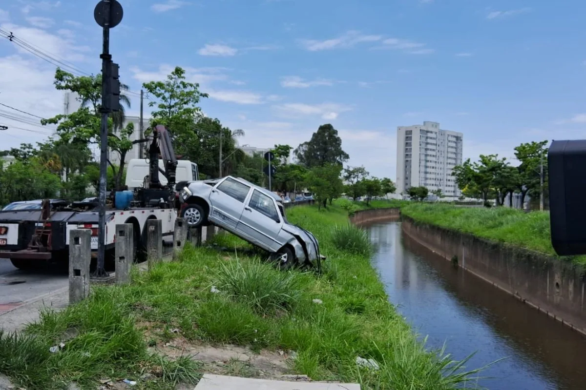 Idoso de 82 anos morre após carro cair em córrego no bairro Serrano, em BH