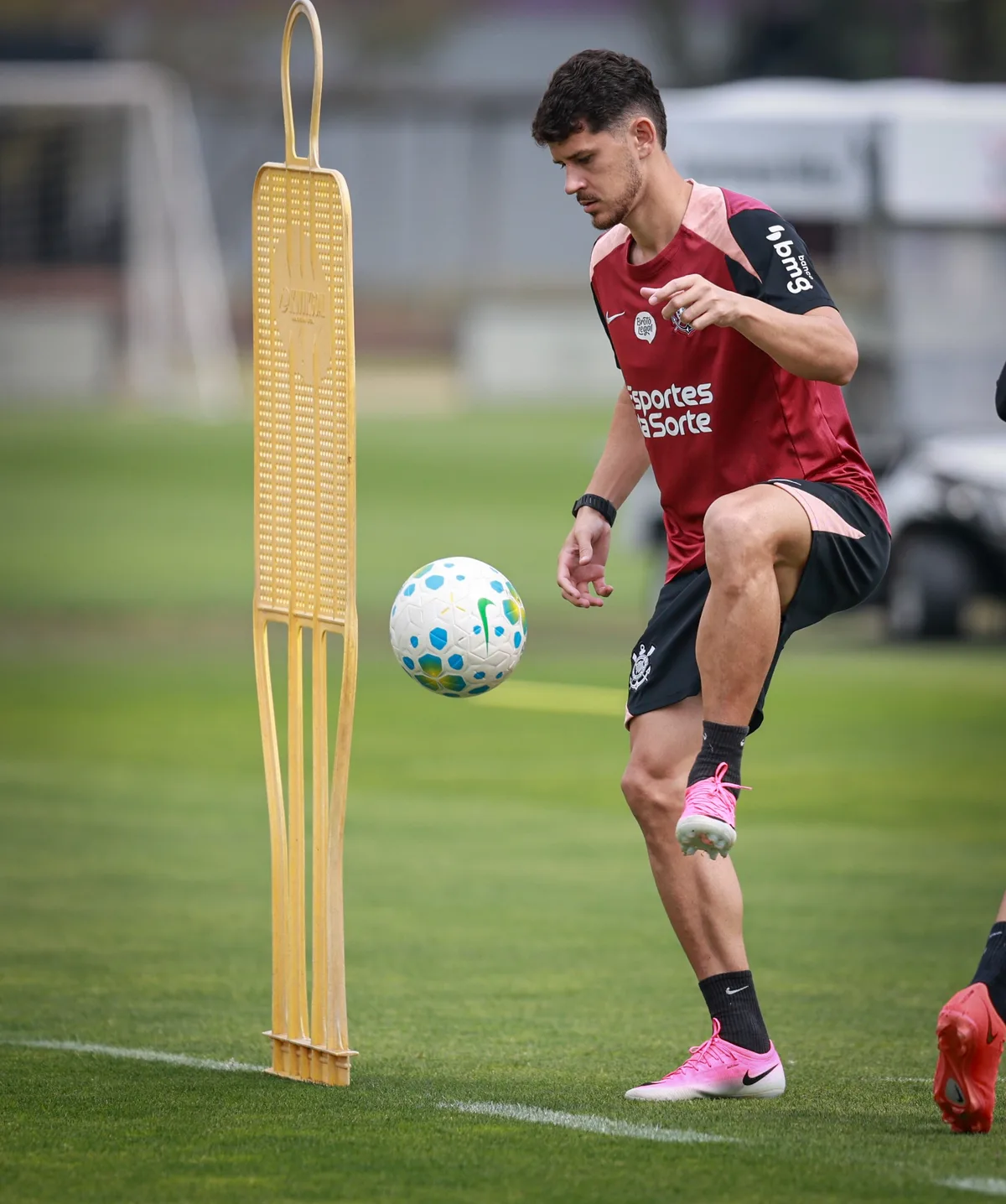Sem jogar desde fevereiro, lateral Hugo pode deixar o Corinthians