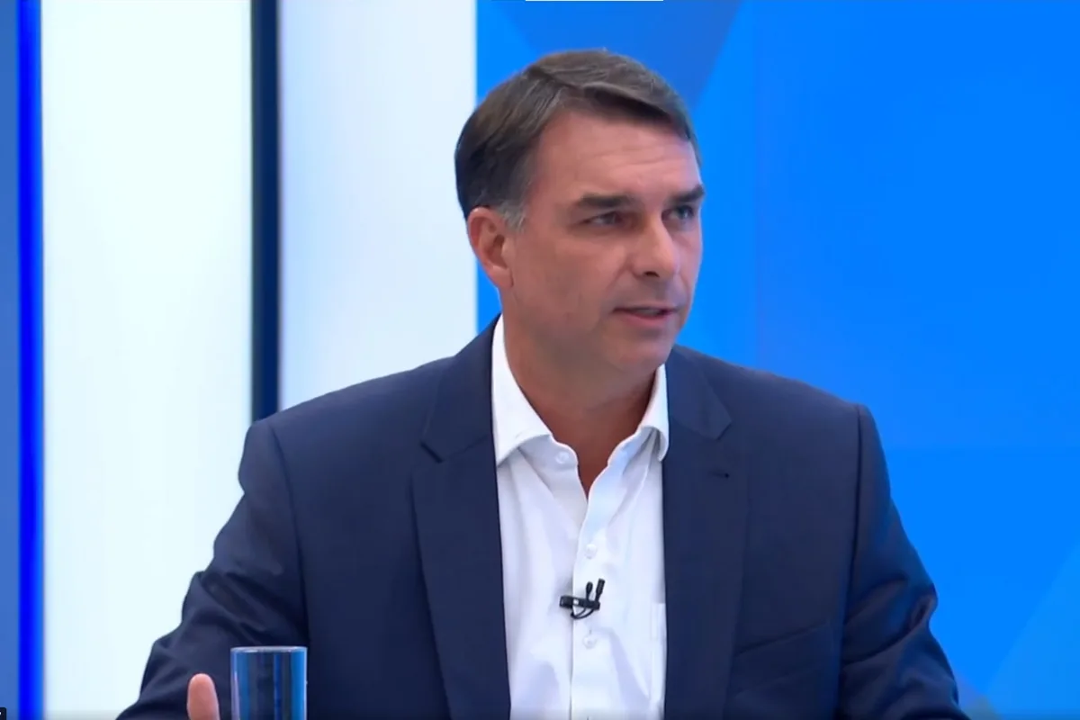 Flávio usa relógio do pai, Jair Bolsonaro, em sabatina do JN