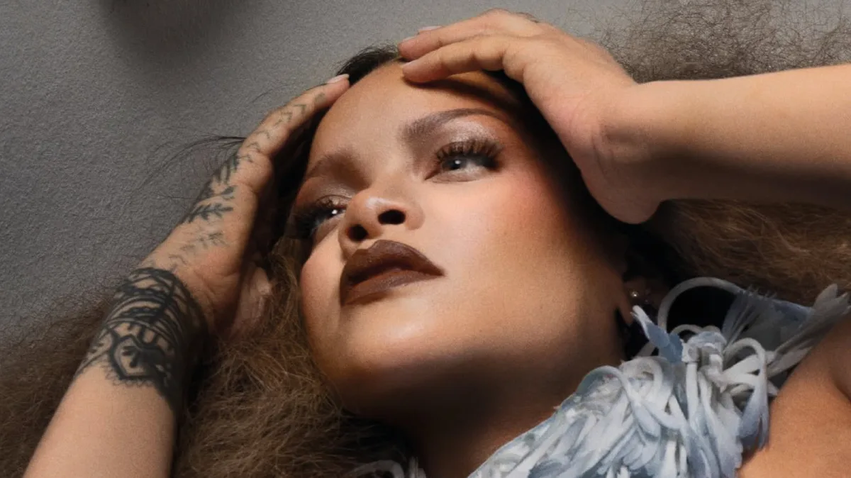 Rihanna impactó con sus looks de alta costura para Elle: plumas, encaje y mucho brillo