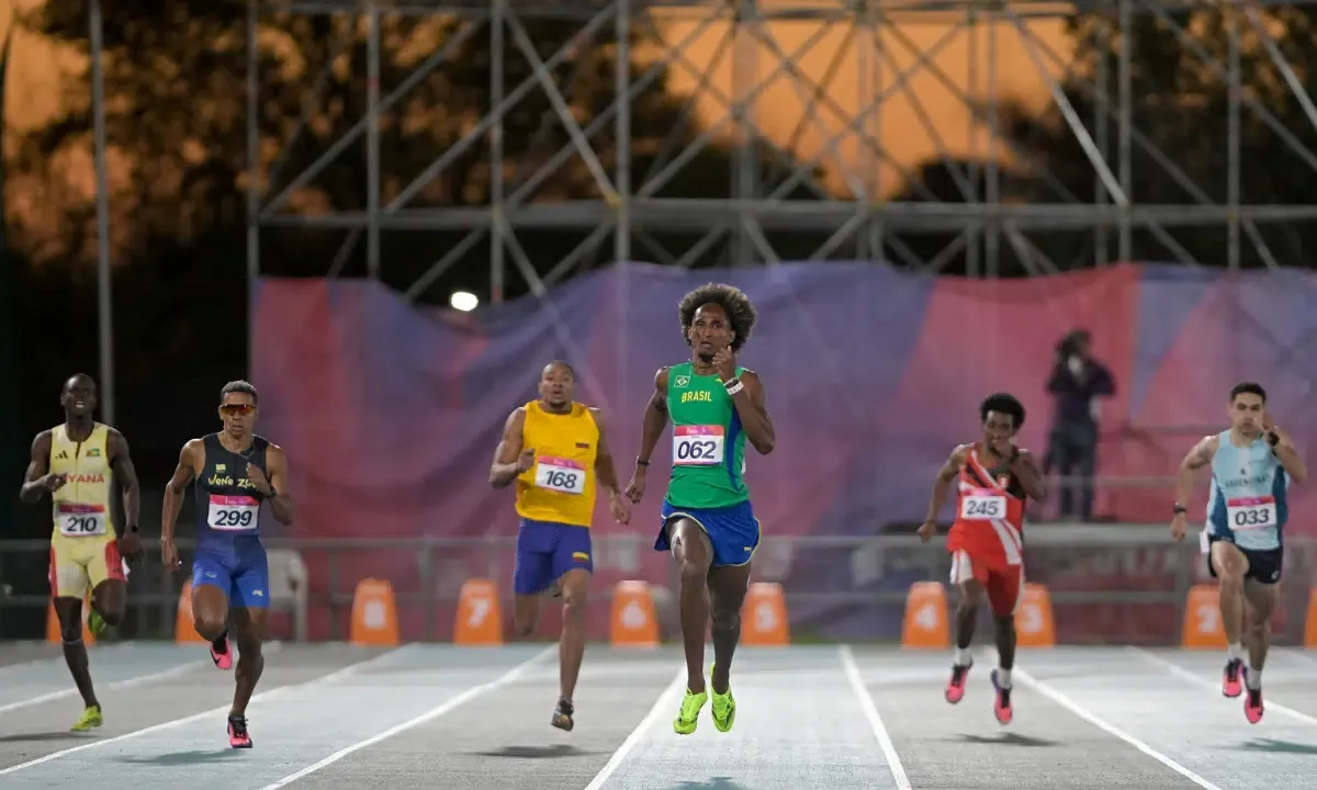 Alison dos Santos estreia nos Jogos Sul-Americanos com recorde na semifinal