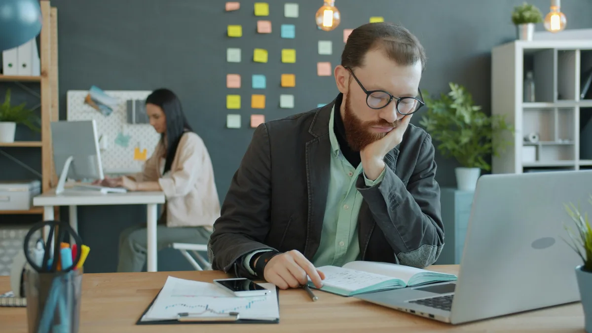 Boreout: o que é a “síndrome do tédio” no trabalho, oposta ao burnout