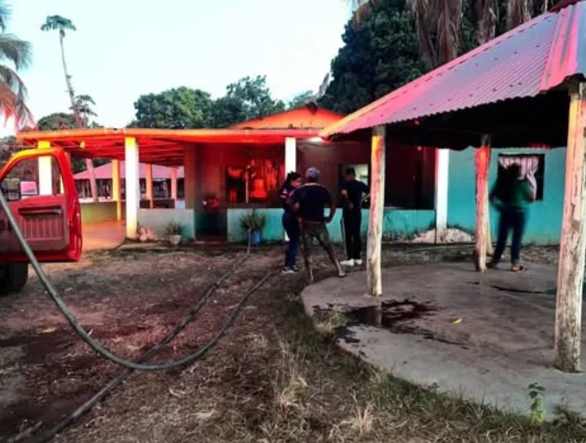Bomberos sofocan incendio en vivienda de Cerro el Muerto