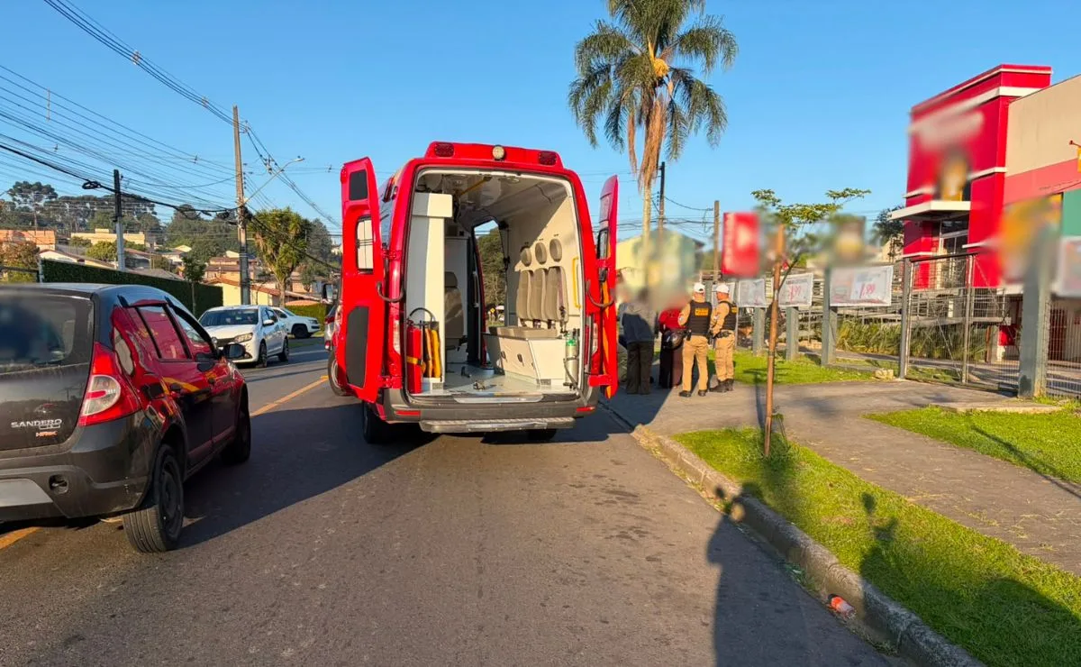 Jovem motociclista de 21 anos fica ferida ao colidir contra carro que saía de garagem no Abranches, em Curitiba