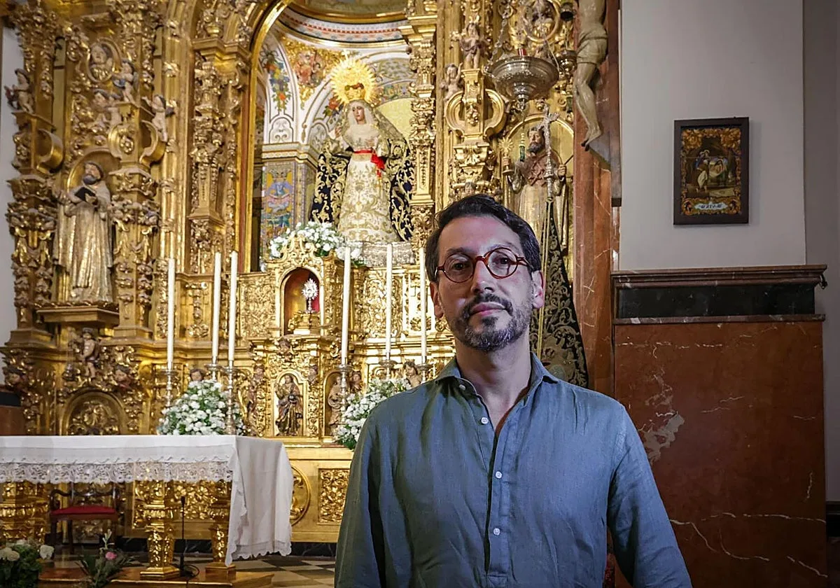 El ceramista Jesús Alcarazo: «Hay que acabar el camarín de la Esperanza de Triana con la puerta de entrada y el pasillo»