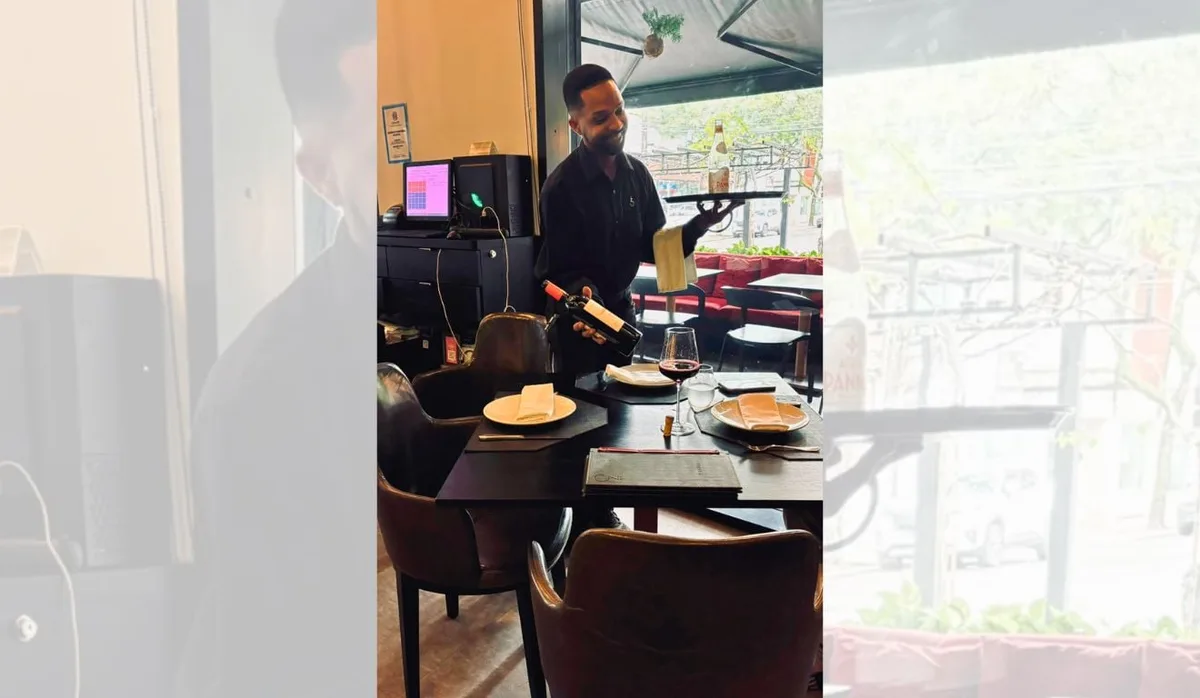 Dia do Garçom: quem fica com os 10% da gorjeta que você paga em bares e restaurantes?