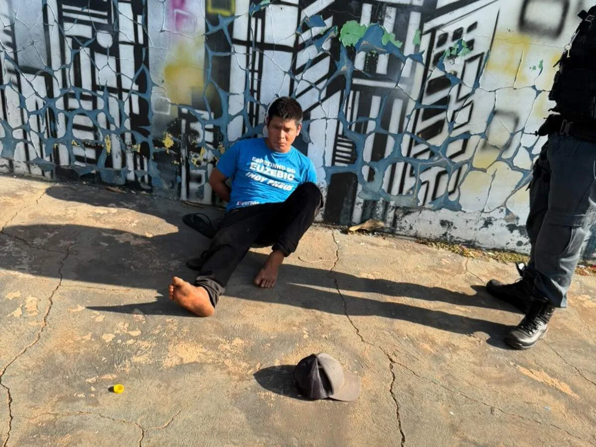 Homem é preso após esfaquear mulher e tentar golpeá-la no chão