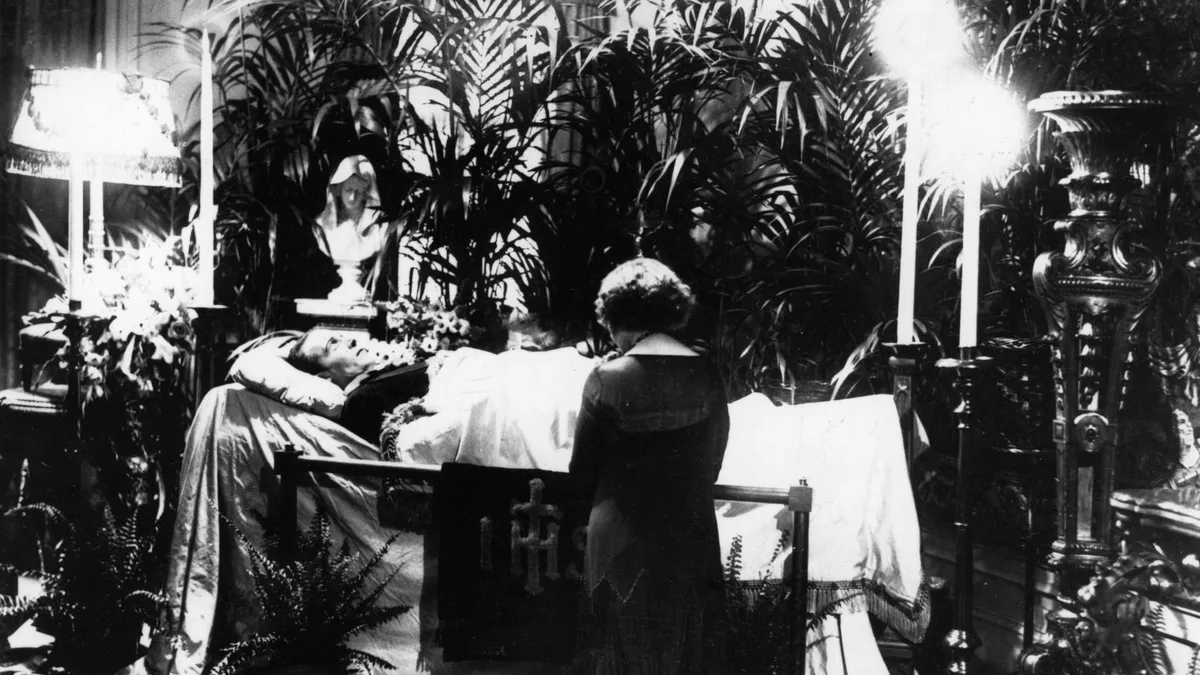 El día que Hollywood inventó el duelo de masas: cien años de la locura por la muerte de Rodolfo Valentino