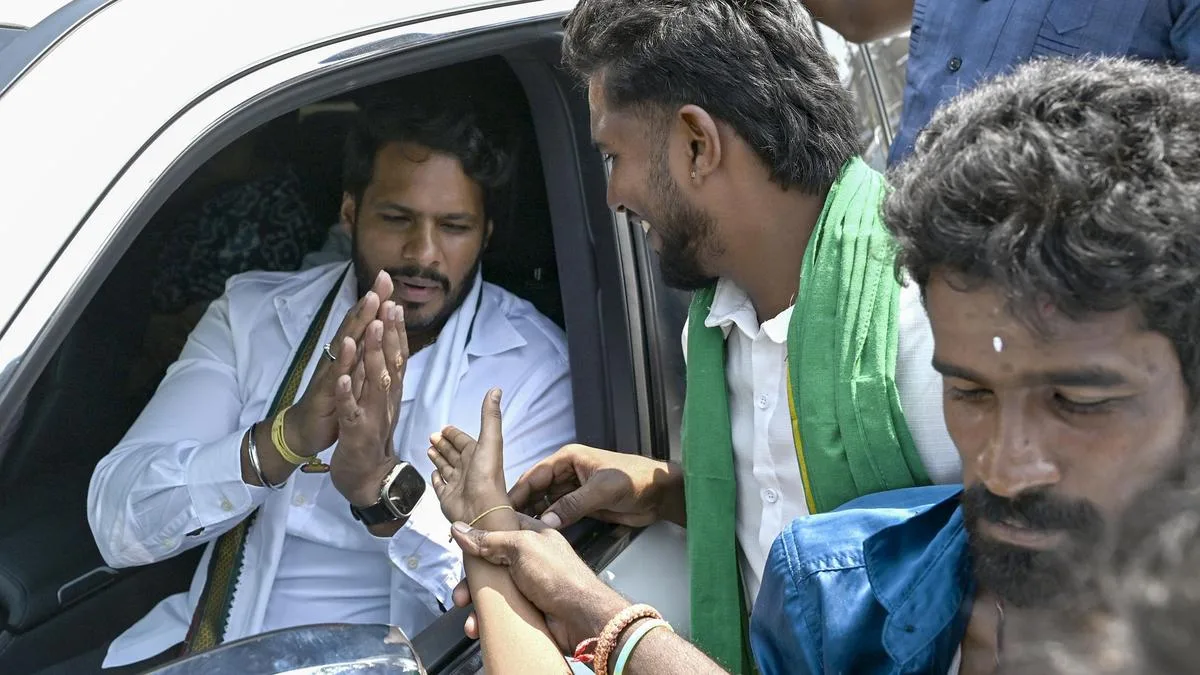 JD(S) youth wing president Nikhil Kumaraswamy visits Shivamogga villages, urges State govt. to waive farm loans