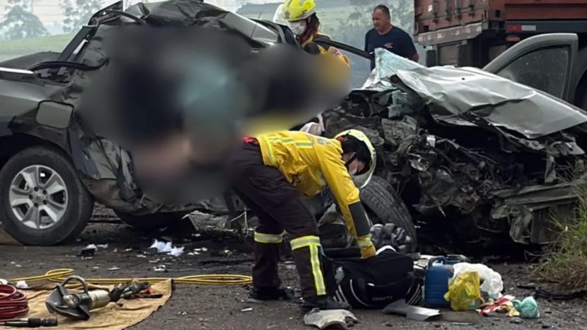 Acidente gravíssimo entre carro e caminhão causa duas mortes e interdita totalmente BR-470 em SC