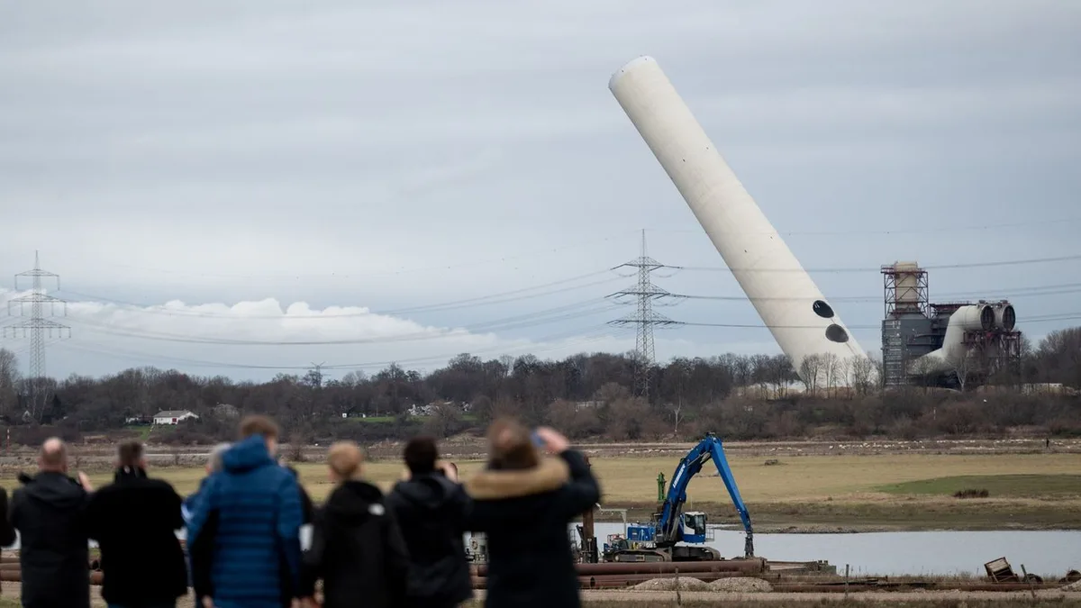Spektakuläre Sprengung: RWE sprengt Kesselhaus eines Kohlekraftwerks