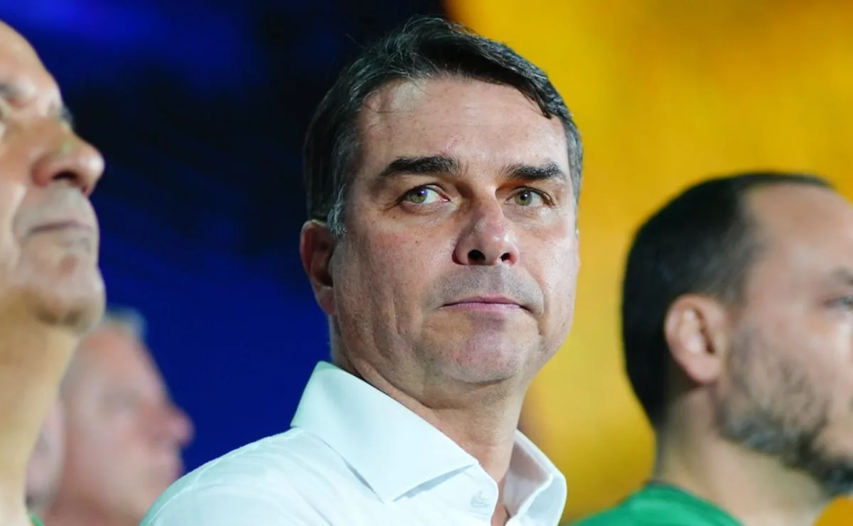 Flávio Bolsonaro aparece filiado ao Missão e não consegue registrar candidatura