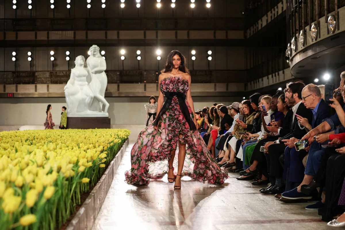 Carolina Herrera celebró 45 años de historia con un impresionante desfile en la Semana de la Moda de Nueva York