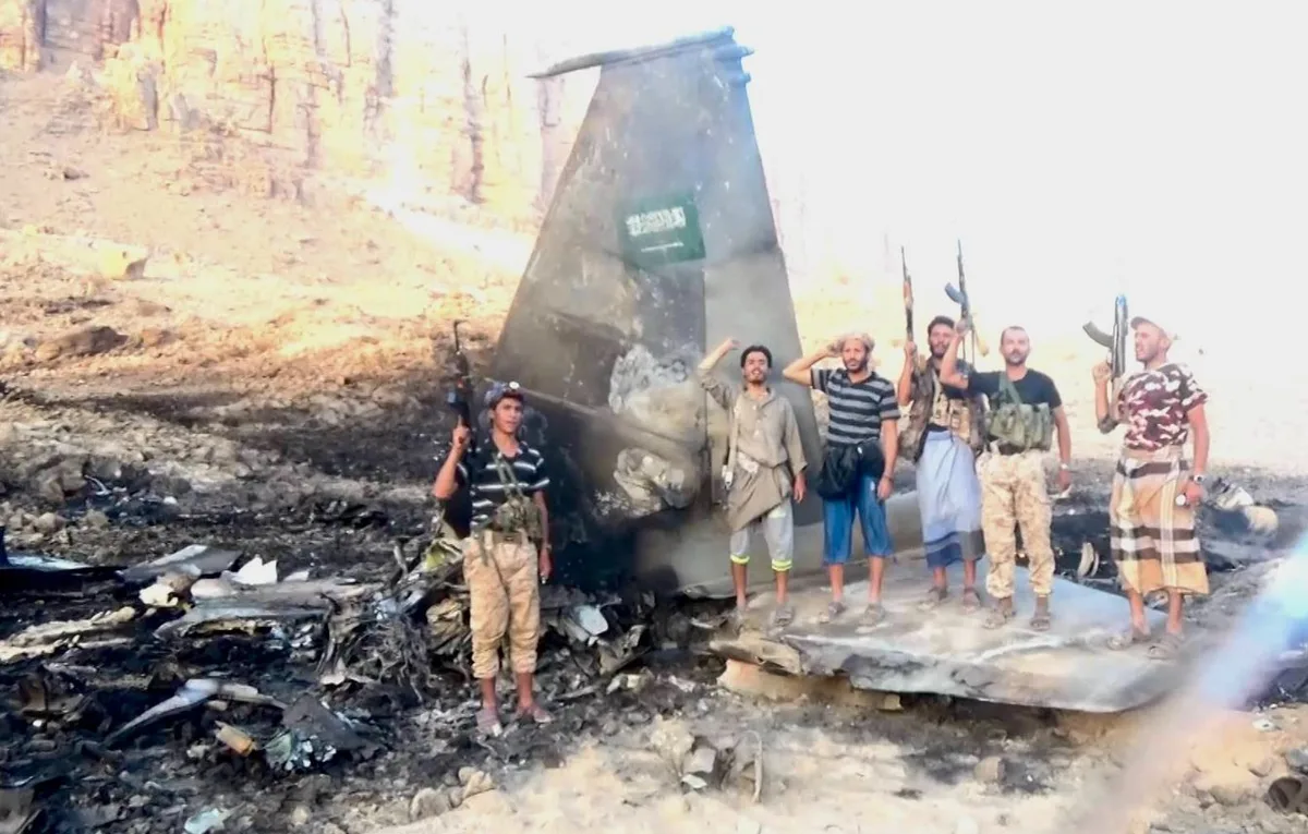 VIDEO: rebeldes hutíes derribaron un caza F-15 de Arabia Saudí que sobrevolaba Yemen