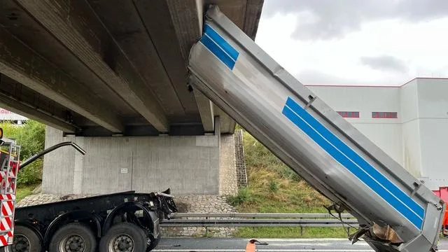 Fahrrichtung Berlin gesperrt: Lastwagenanhänger steckt unter Brücke fest - A9 gesperrt