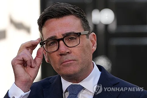 백악관 비서실장 사칭에 속은 영국 신임 총리…문자 주고받아