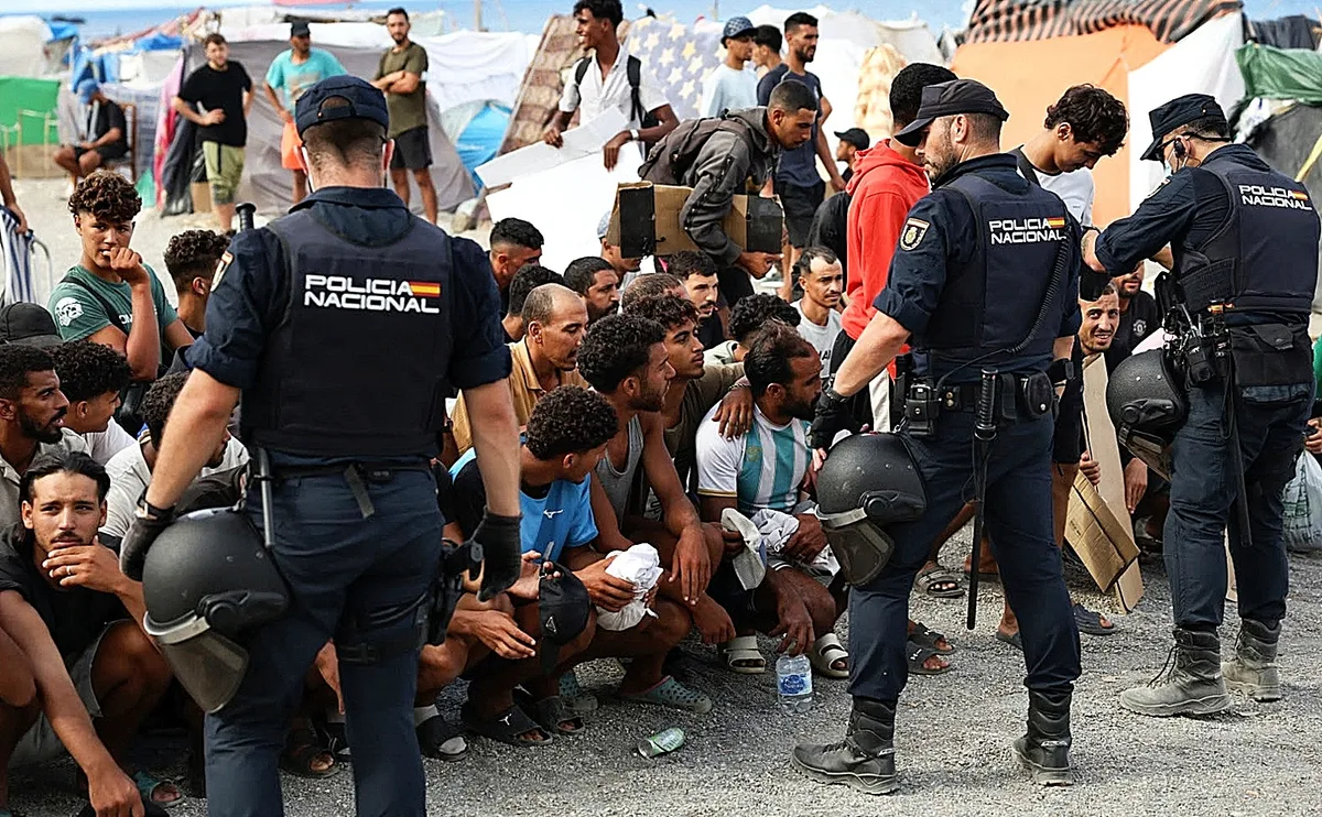 Frontera blindada, desalojos en el Tarajal y tensión en el Trampolín tras el pinchazo del llamamiento a una nueva entrada masiva en Ceuta