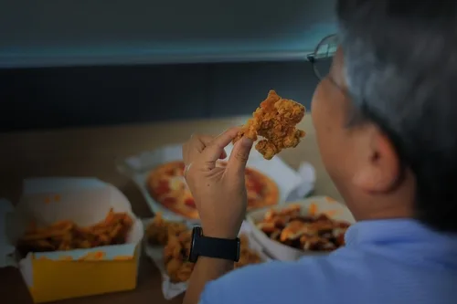 매일 밤 당기는 야식, 단순 습관 아닐수도…'야식증후군' 주의