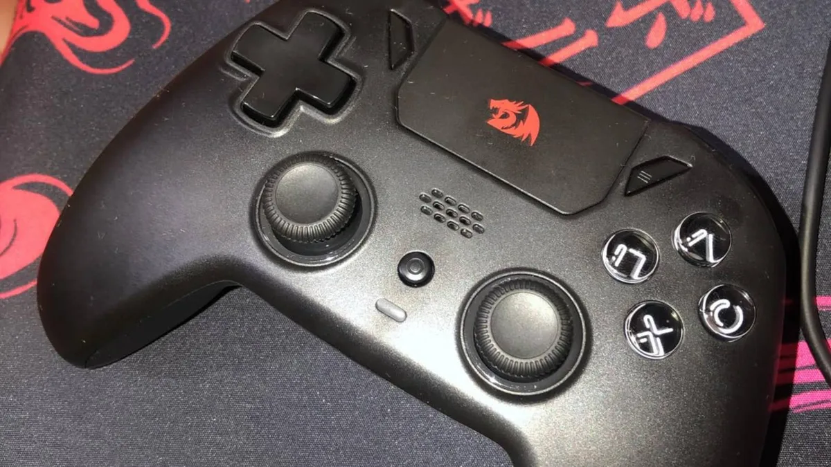 Controle gamer com Hall Effect, Bluetooth 5.3 e botões extras está em oferta na Amazon