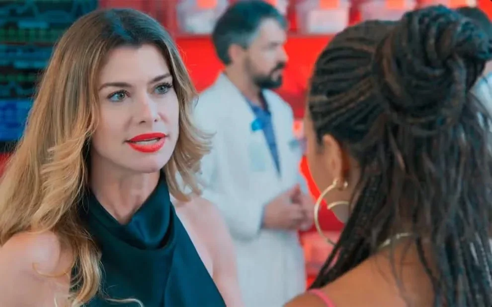 Inferno de Vanessa vira realidade, e Bela se torna presidente do hospital em Por Você