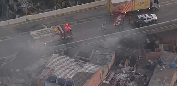 Incêndio em comunidade na Penha deixa um morto na zona leste de SP