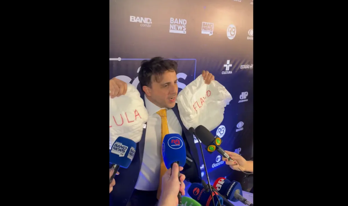 Renan leva ao debate fraldas com nomes de “Flávio e Lula”