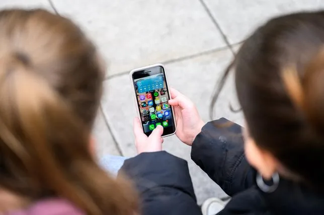 Interdiction des portables au lycée : cinq articles à lire sur la déconnexion des jeunes