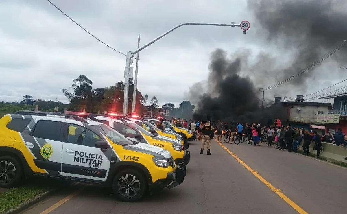 Após alagamentos, moradores bloqueiam rua e fazem protesto em São José dos Pinhais