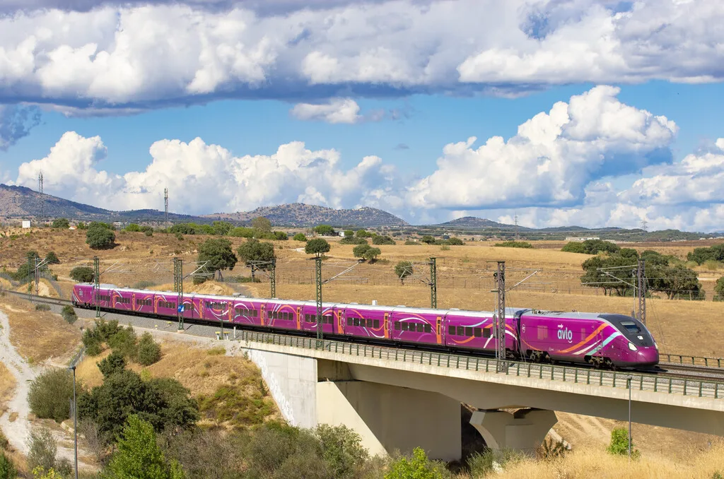 Los Talgo Avril parecían el plan perfecto de Renfe contra Ouigo e Iryo. Problema: no dejan de agrietarse