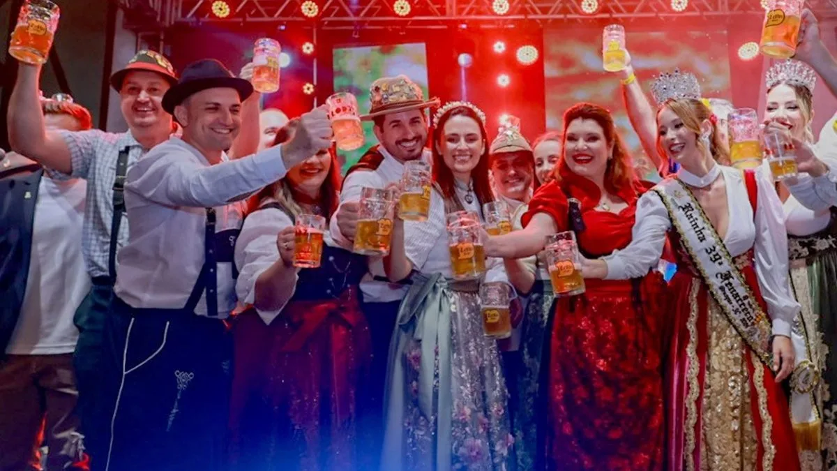 39ª Fenarreco é aberta oficialmente com sangria do primeiro barril de chopp em Brusque