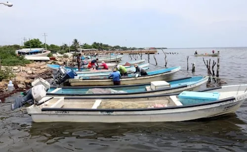 Localizan a dos pescadores desaparecidos en altamar; uno murió y otro fue trasladado grave a un hospital