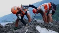 A corrida contra o tempo para resgatar mais de 600 trabalhadores presos em túneis após avalanche no Nepal e no Tibete