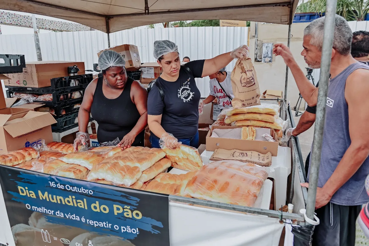 Campanha vai dar pães em troca por recicláveis em 7 cidades do ES