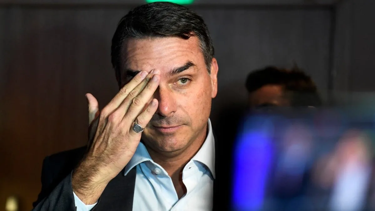 Cancelamento em MG confirma “ato desesperado” da campanha de Flávio Bolsonaro