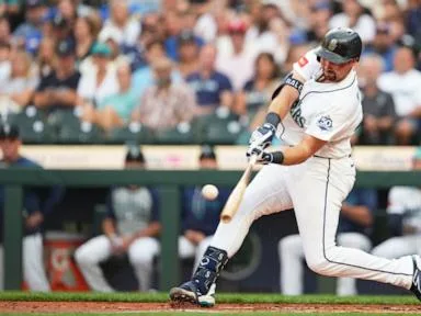 Slugger Cal Raleigh extends homer streak to 4 at-bats and ties Mariners' record