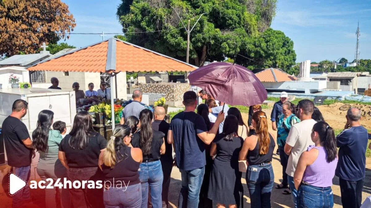 Amigos e familiares de Ayres Rocha se preparam para cortejo até o cemitério