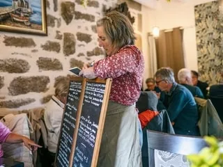 REPORTAGE. Dans cette auberge bretonne, on mange la viande, les fruits et les légumes produits sur place