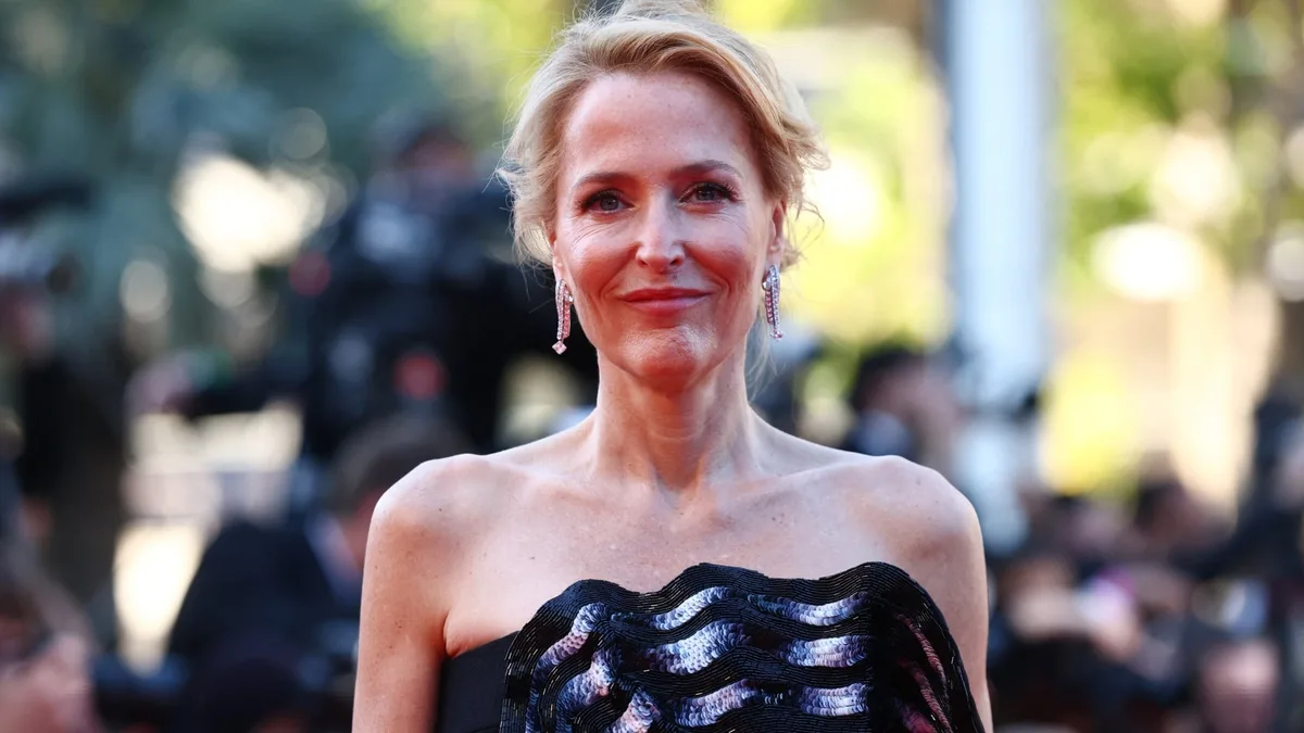 Gillian Anderson reveló que es pansexual: “En mi juventud tuve relaciones con mujeres”