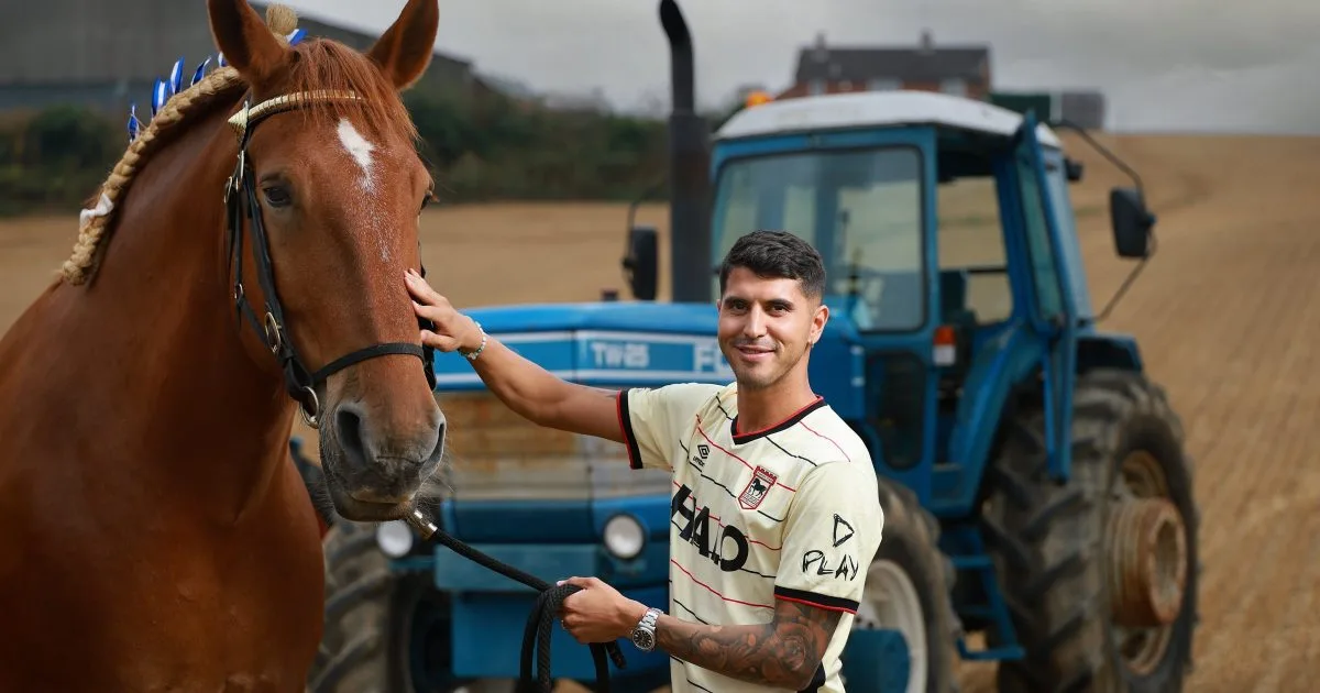 La curiosa presentación de Exequiel Palacios en Ipswich Town: tractores, caballos y un «nuevo motor»