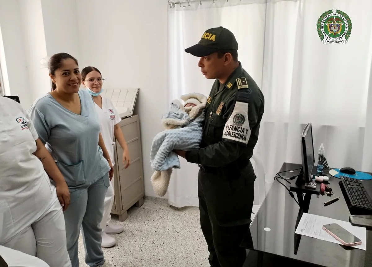 Policía rescató con vida a una bebé recién nacida que fue abandonada en una bolsa plástica en Antioquia